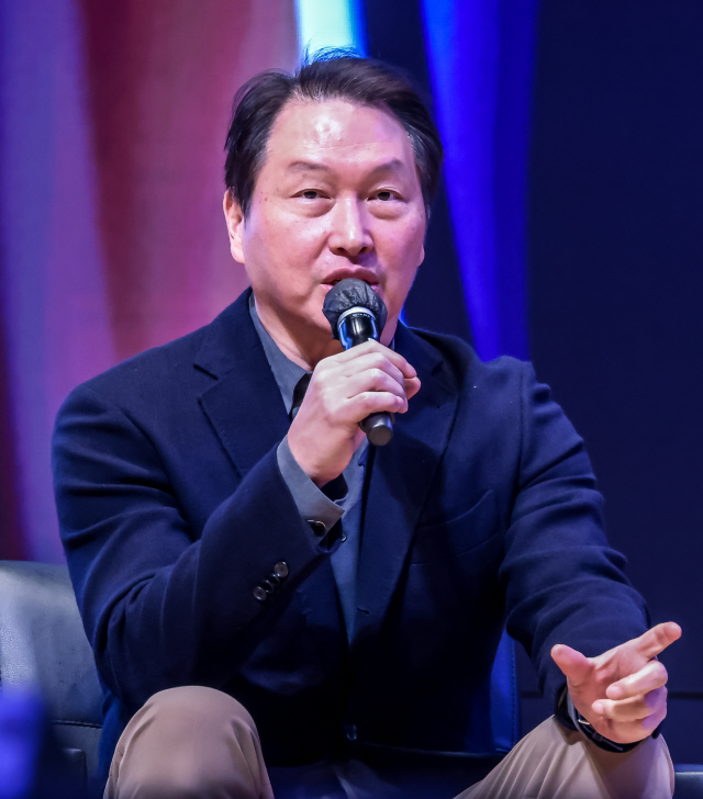 최태원 SK그룹 회장이 3일 서울 강남구 코엑스에서 열린 스파크랩 데모데이 행사에서 토크콘서트를 하고 있다. 박동욱기자 fufus@